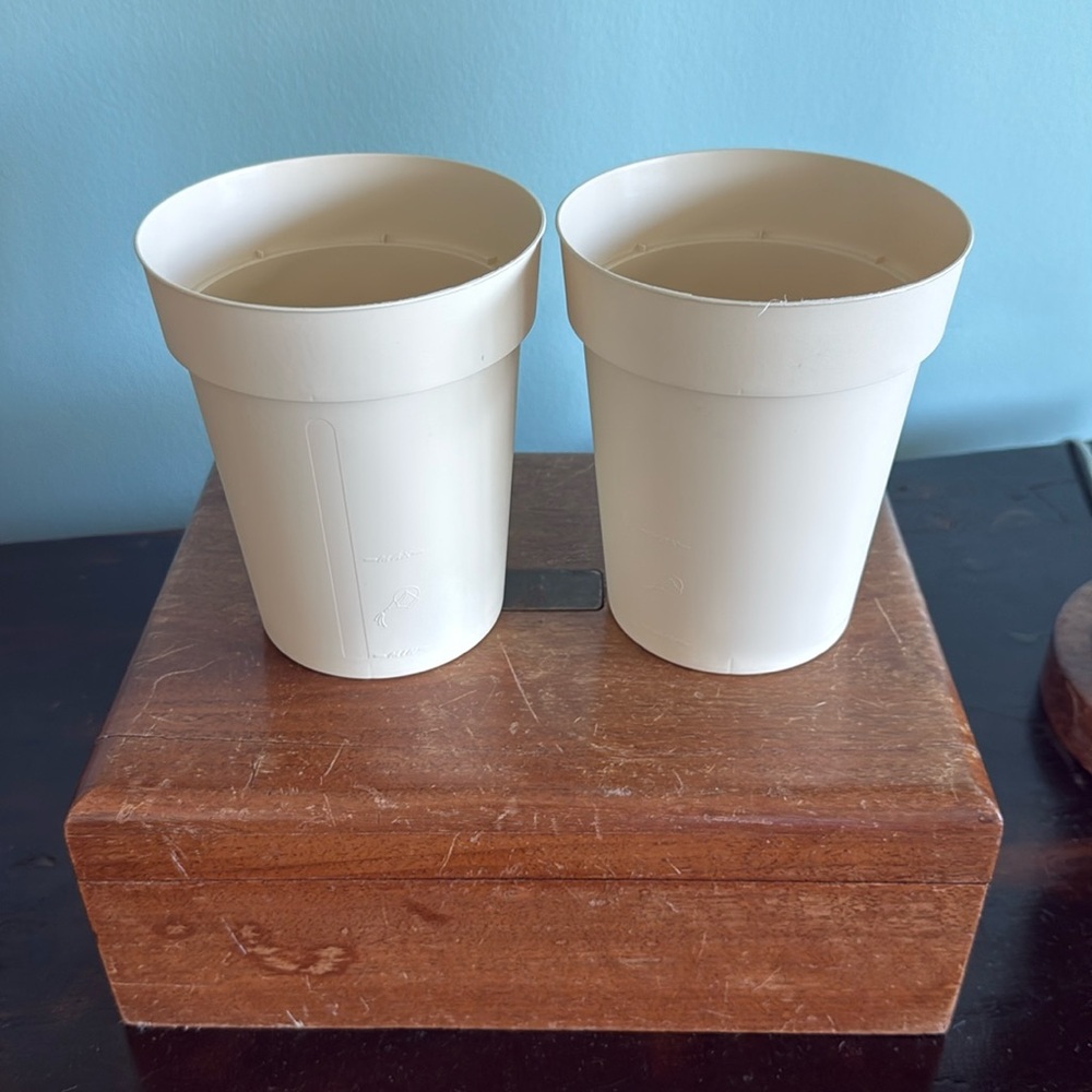 Set of 2 plastic plant pots all cream